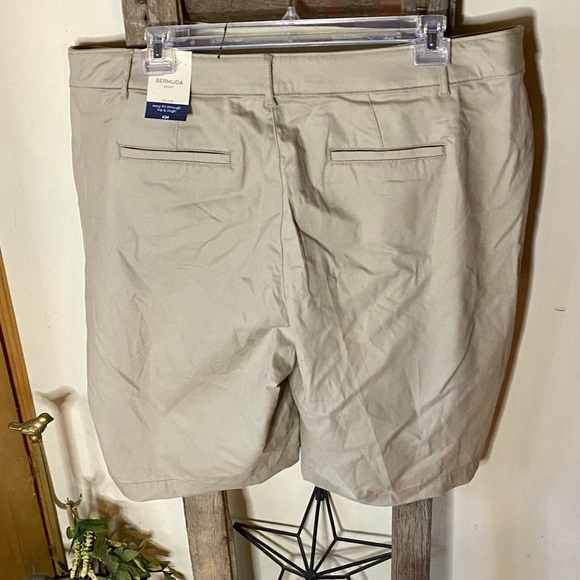 💥St. John’s Bay 12” Bermuda Shorts💥 NWT - Picture 2 of 10